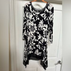 WOMEN’S BLACK WITH WHITE FLOWER TOP WITH MESH ACCENTS EUC